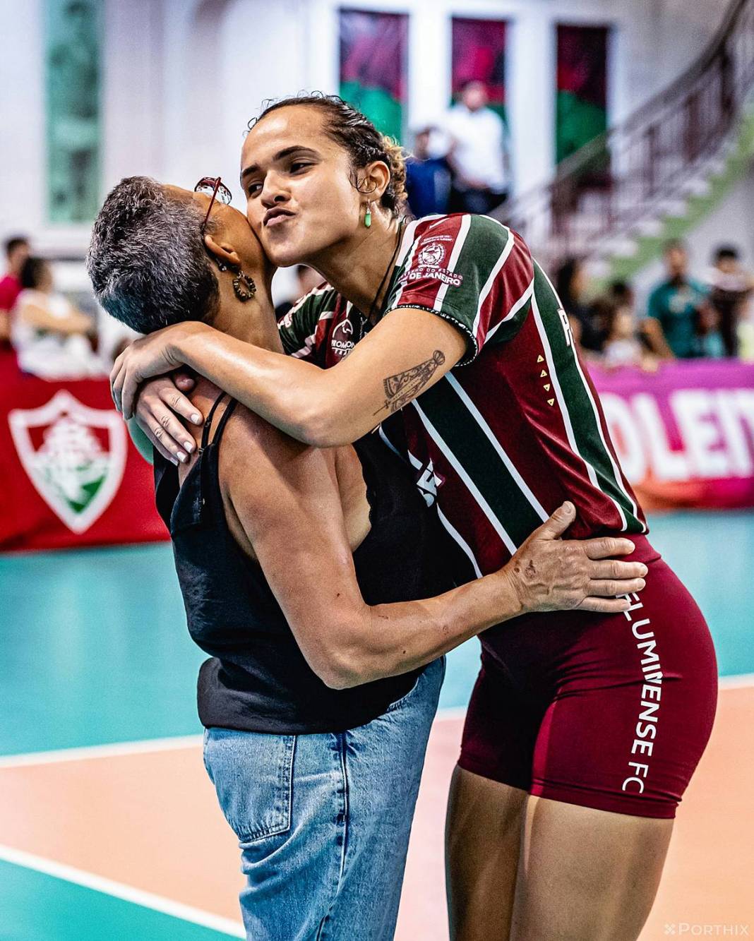 Ünlü voleybolcuyu görenler şaştı kaldı: 5 aylık hamileyken maça çıktı! 15